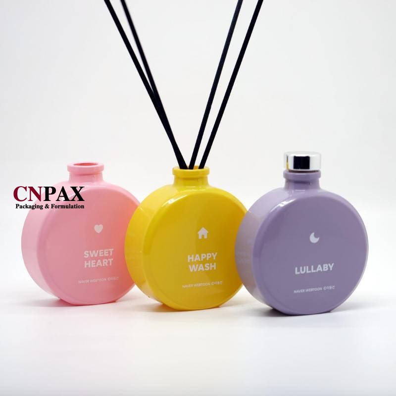 Mejore su hogar con exquisitas botellas difusoras de vidrio planas y redondas de 100 ml de CNPAX Packaging